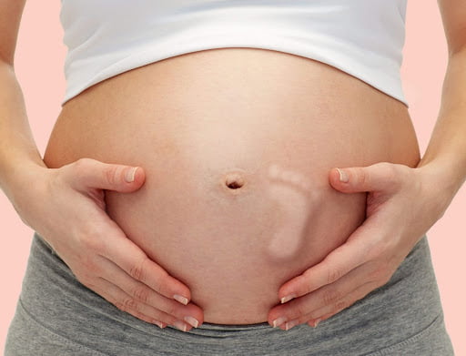 Những hành động thú vị thai nhi thường xuyên làm trong bụng mẹ