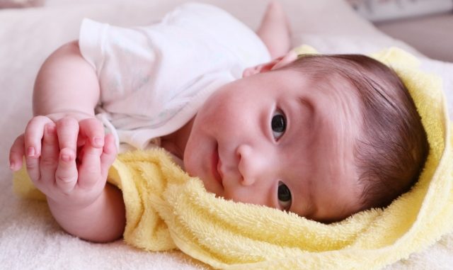Các bài tập cho bé 0-3 tháng tuổi phát triển cơ xương chắc khỏe để sớm biết lẫy - Bluecare Blog