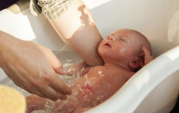 Mẹ sẽ hại chết con nếu tắm cho bé trong 8 trường hợp sau - Bluecare Blog