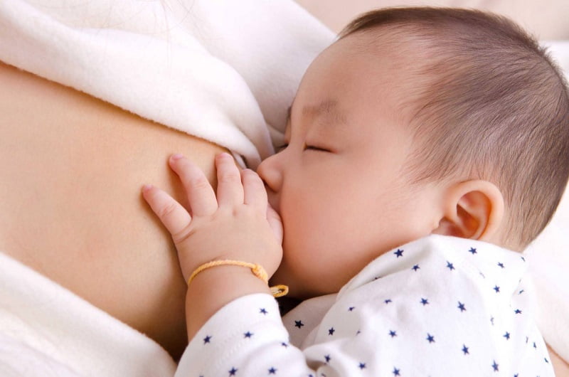 Mẹ có nên đáɴh thức bé sơ sinh dậy cho ƅú khi con đang ngon giấc?