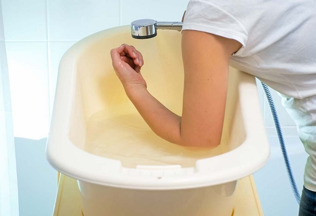 Kiểm tra nhiệt độ nước trước khi tắm cho trẻ