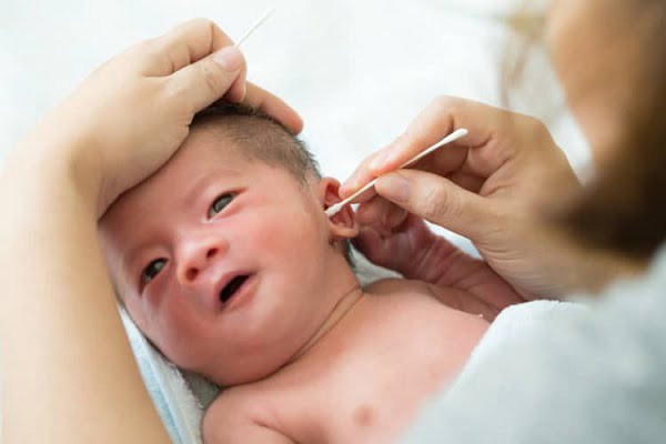 Nước vào tai trẻ sơ sinh có gây viêm tai giữa không?