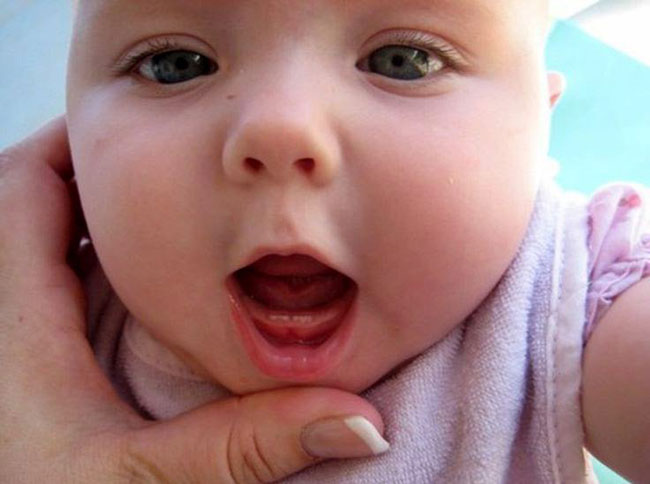 Trẻ sơ sinh 5 tháng tuổi bắt đầu có dấu hiệu mọc răng.