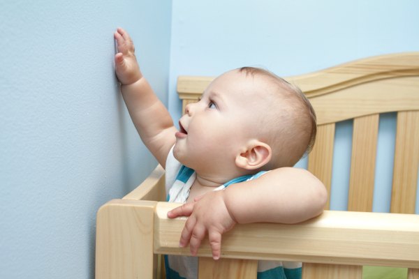 Trẻ sơ sinh 8 tháng tuổi đã bắt đầu biết vịn tay vào ghế, thành giường... để đứng lên.