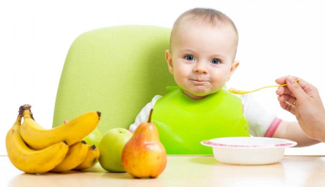 Chuối, táo, lê... là một số loại trái cây mẹ nên dùng trong bữa ăn dặm của trẻ 8 tháng. 